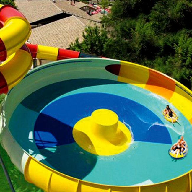 Attraction aquatique toboggan tornadeau